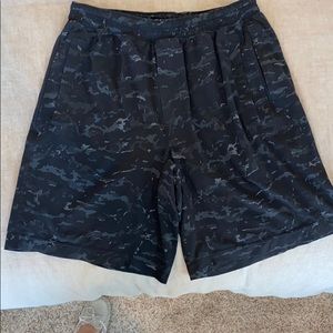 Men’s Lululemon lined shorts